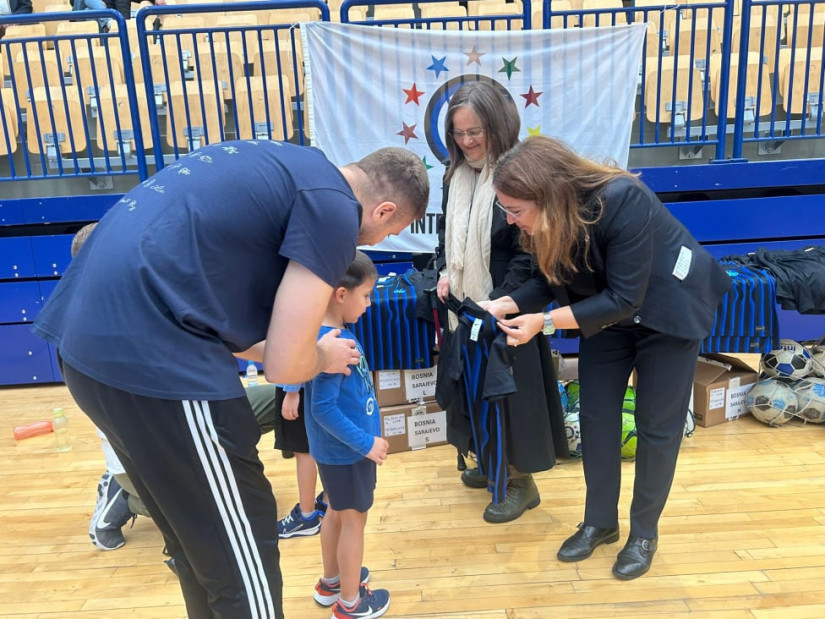 Sportska diplomatija: Djeca u Sarajevu dobila dresove Inter Campusa uz podršku ambasade Italije